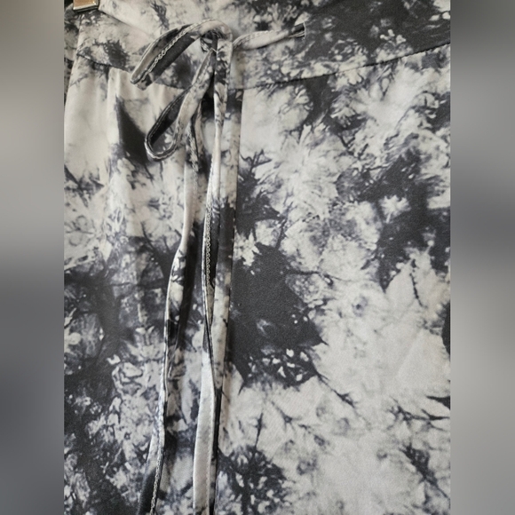 Black and White Tie-Dye Lounge Pants, Size L - Picture 4 of 10